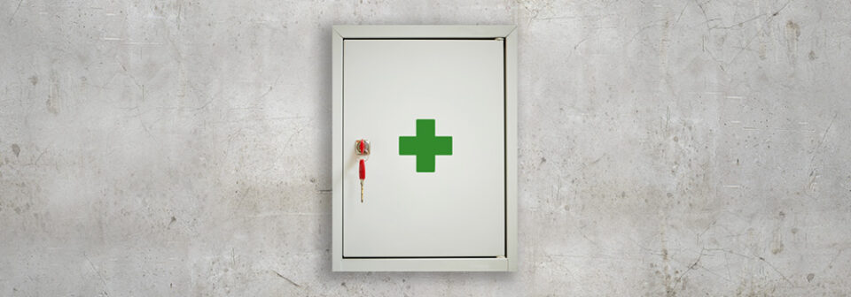 Stika.co Adesivo Segnale Primo Soccorso 210x297mm (A4) | Norme BS EN ISO 7010, Autoadesivo In Vinile Bianco, Sticker Per Stanza Primo Soccorso